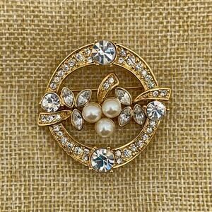 Monet Brooch Gold Tone w/ Rhinestones and Faux Pearls Signed Vintage Brooch 1.5"